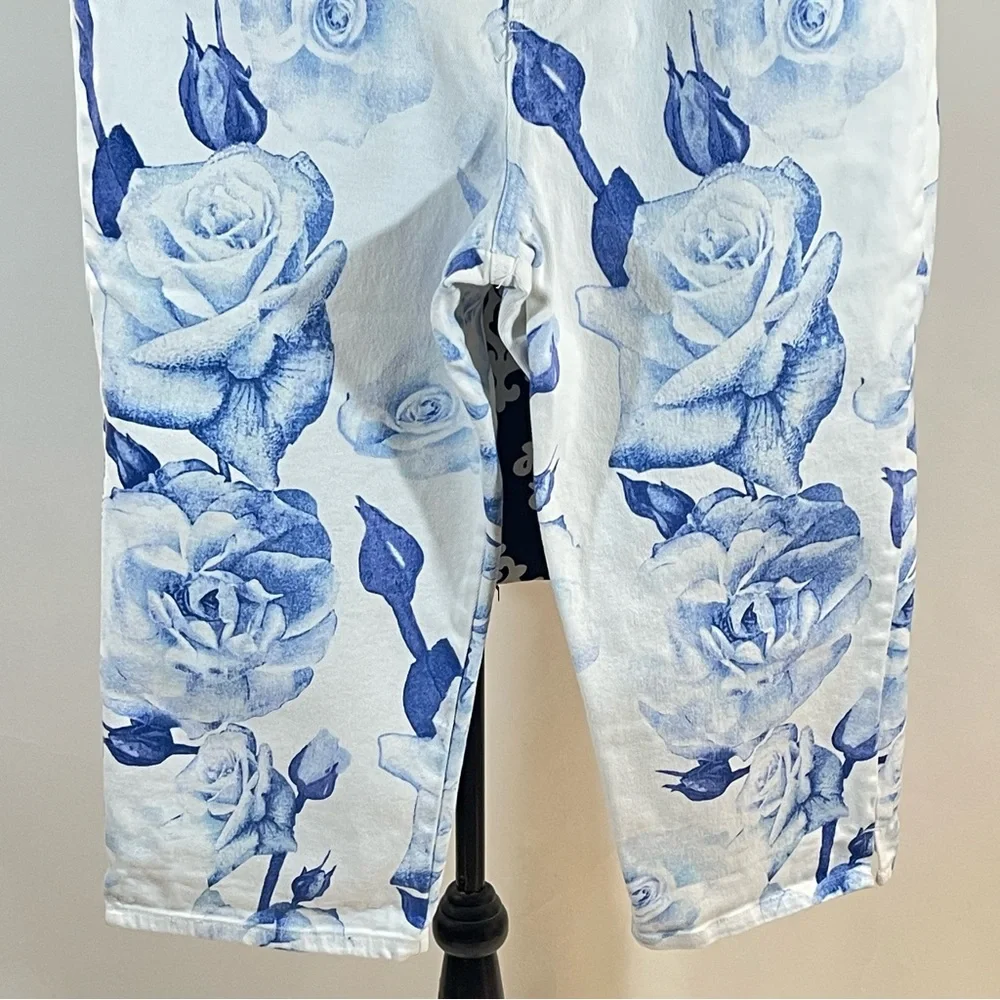 Gloria Vanderbilt High Rise Floral Blue Rose Capris - Picture 3 of 6